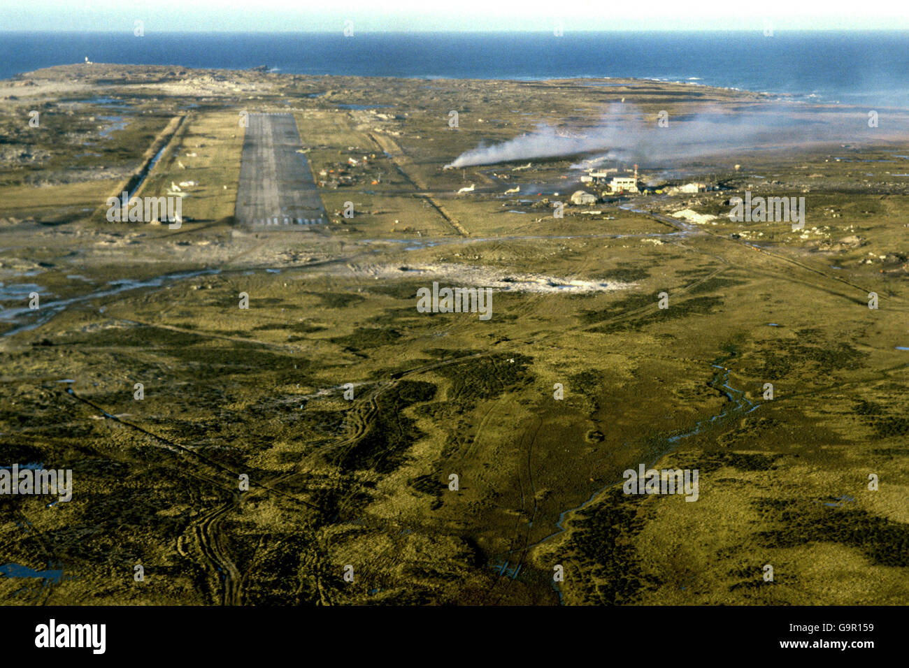 Eine Luftaufnahme des beschädigten Flugplatzes Port Stanley auf East Falkland. Stockfoto