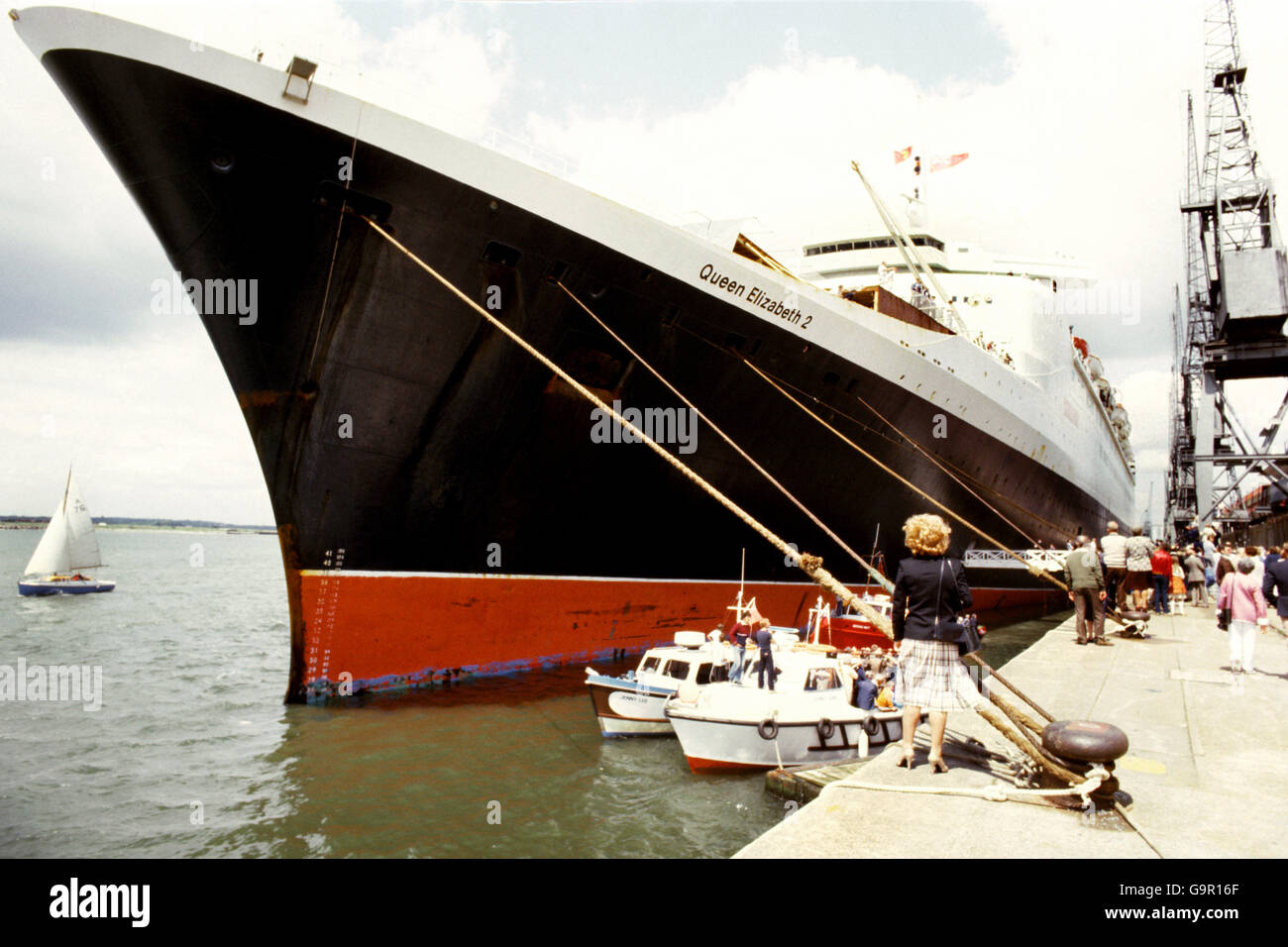 Der Cunard-Liner QE2 nach dem Andocken in Southampton mit Überlebenden von HMS Ardent, Coventry und Antelope, nachdem sie als Truppentransporter in die Falklands im Südatlantik gestritten hatte. Stockfoto