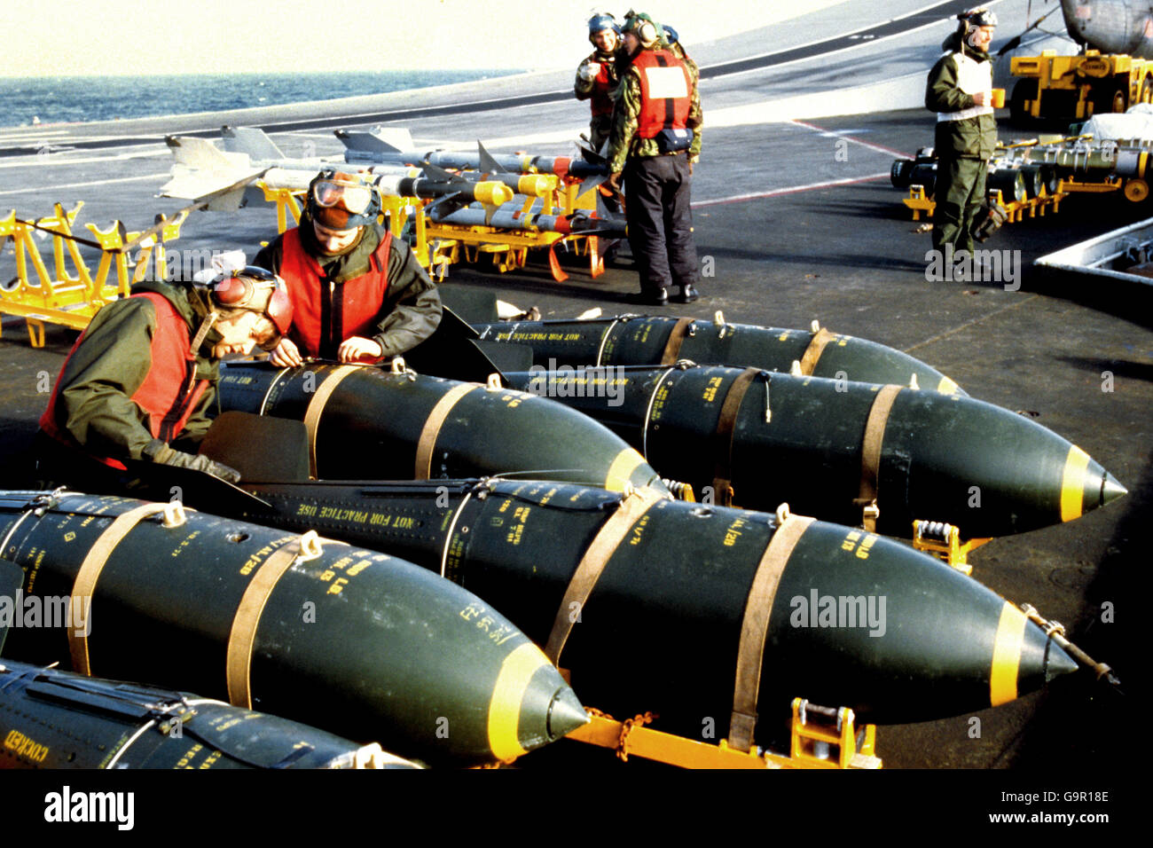 Falkland-Krieg - Munition an Bord der HMS Hermes Stockfoto