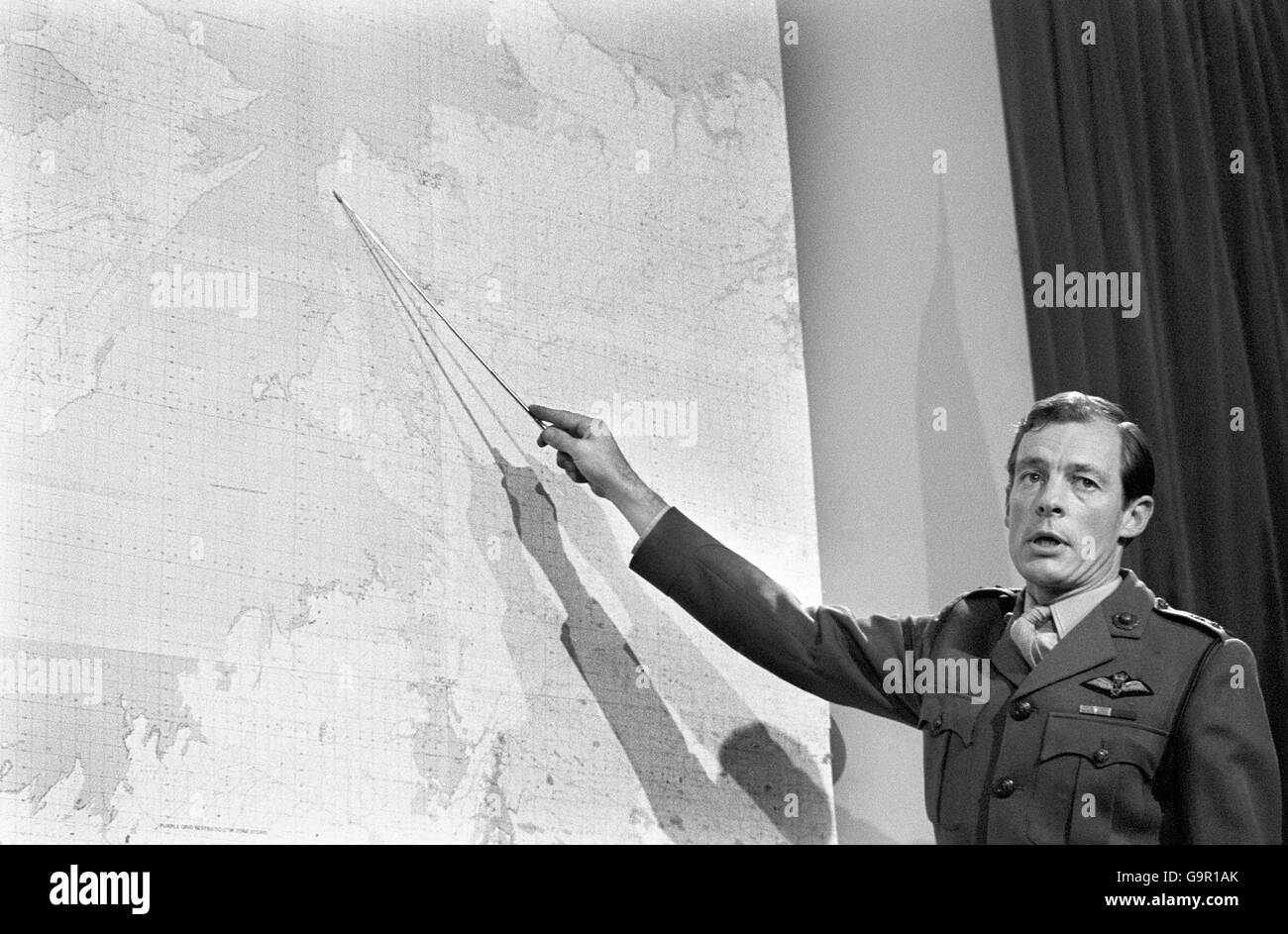 Royal Marine LT Col Tim Donkin, ein Mitarbeiter des Kommandanten und Chef der Flotte bei Northwood, zeigt auf die Stelle auf East Falkland, wo britische Truppen landeten. Stockfoto