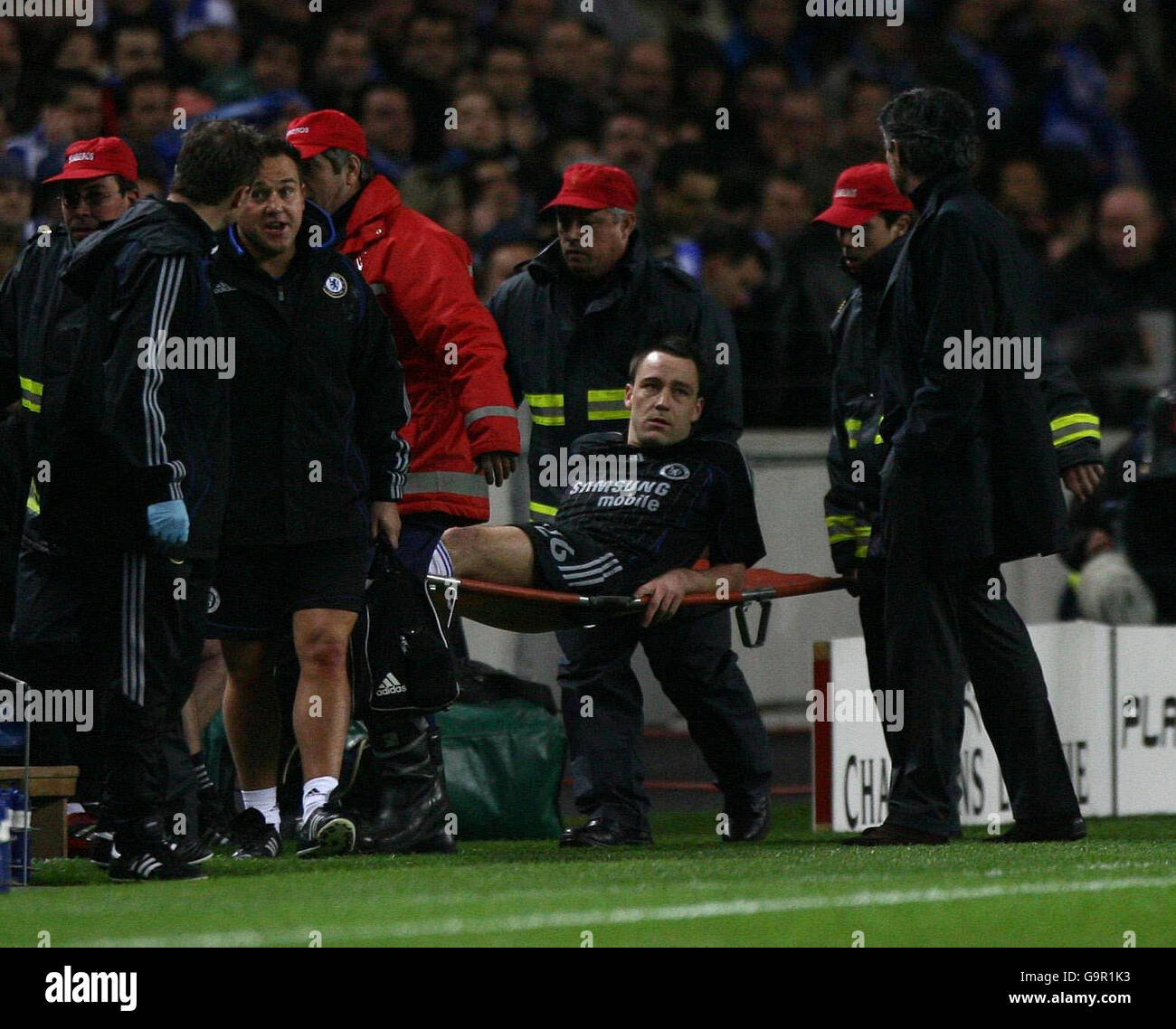 John Terry (Mitte) wird nach einer Verletzung während der UEFA Champions League First Knockout Round First Leg gegen den FC Porto im Dragao Stadium, Porto, dehnt. Stockfoto