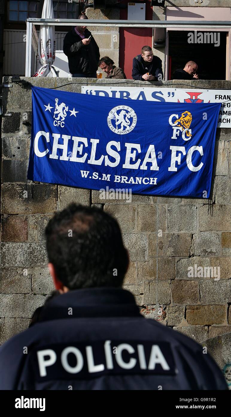 Fußball - UEFA Champions League - erste Ausscheidungsrunde - erste Etappe - FC Porto gegen Chelsea - Dragao Stadium. Die Polizei hat ein Auge auf Chelsea-Fans, die sich in der Innenstadt von Porto Vergnügen. Stockfoto