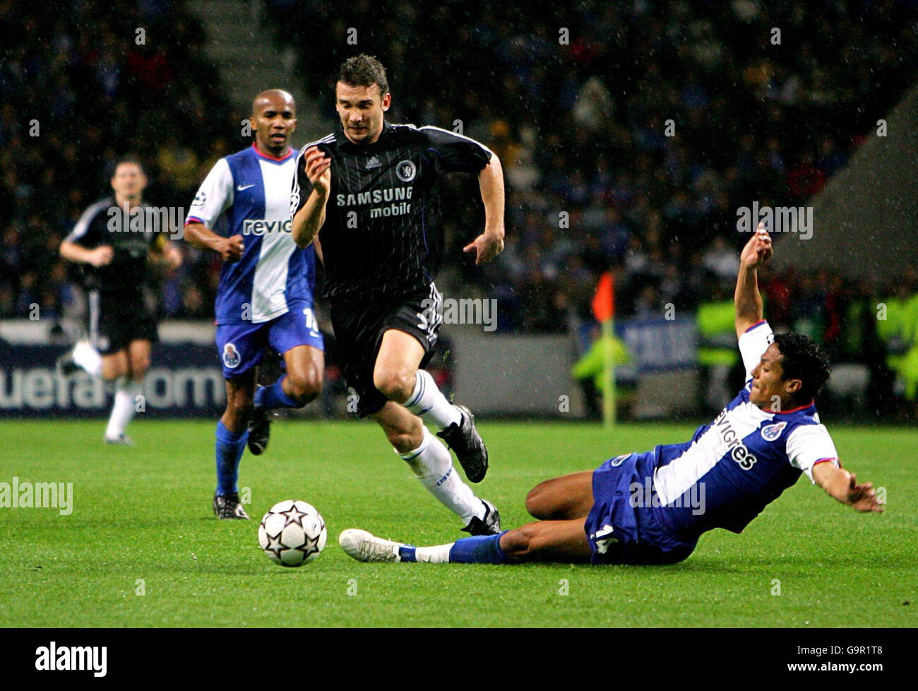 Bruno Alves von FC Porto und Andriy Shevchenko von Chelsea (Mitte) während der UEFA Champions League First Knockout Round First Leg im Dragao Stadium, Porto. Stockfoto