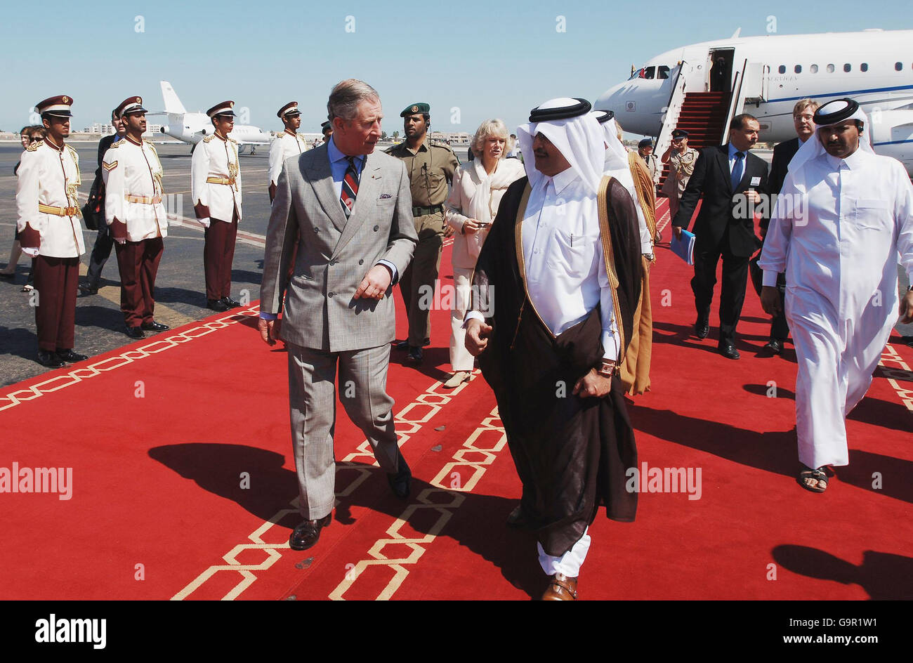 Der Prinz von Wales geht mit Scheich Hamad bin Suhaim, dem Staatsminister für Familienangelegenheiten, mit der Herzogin von Cornwall hinter ihnen, nachdem er heute Morgen im Golfstaat Katar angekommen ist. Stockfoto