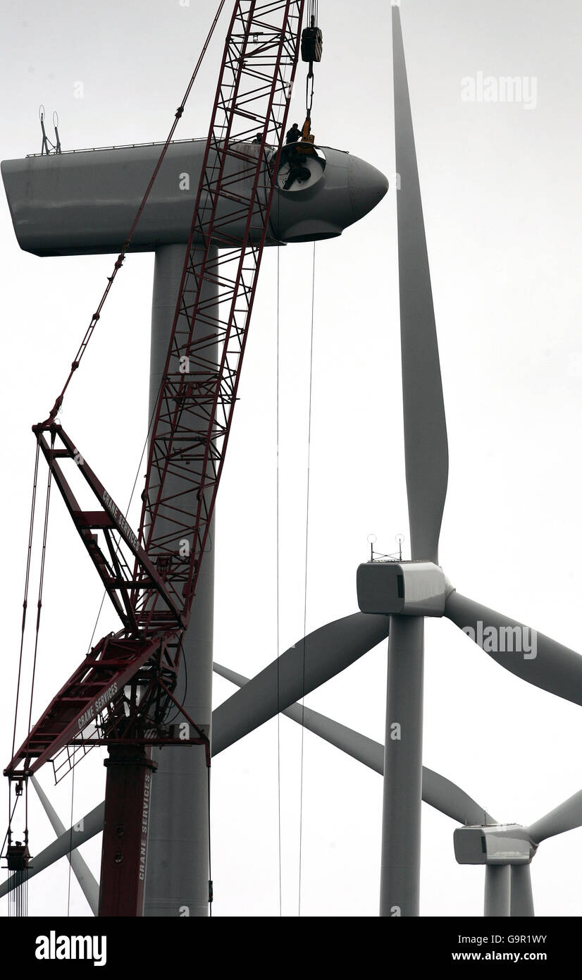 Arbeiter arbeiten am Zellteil der letzten Windkraftanlage, die im Windpark Braes of Doune bei Stirling fertiggestellt wird. Stockfoto