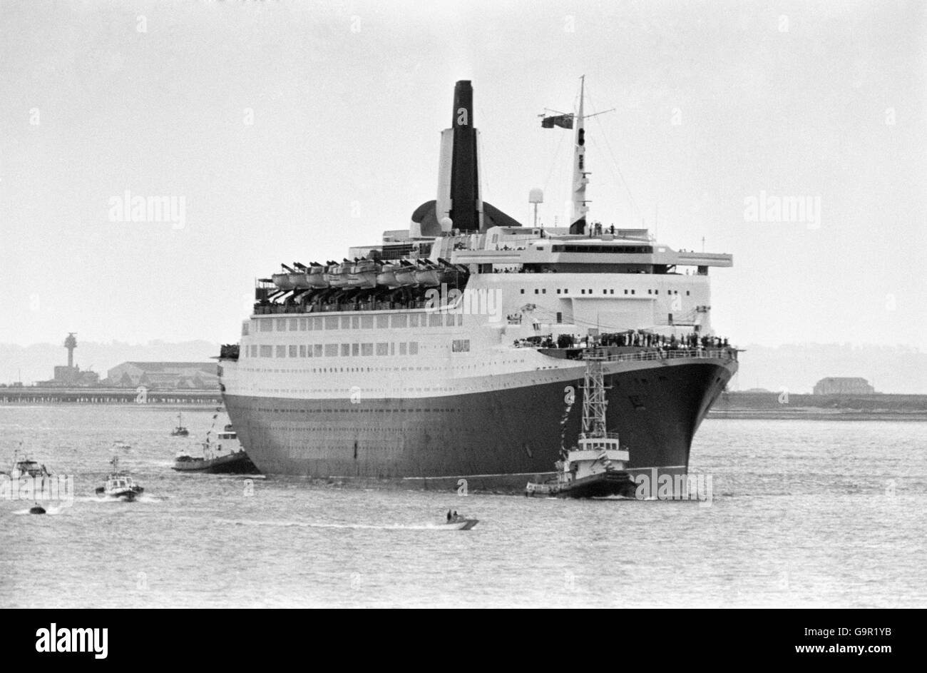Die QE2, die nach ihrer Reise von den Falklands in Southampton ins Dock kam. An Bord des riesigen Liners waren 700 Überlebende der verlorenen Kriegsschiffe Coventry, Antelope und Ardent, die im Kampf um die Inseln versunken waren. Stockfoto