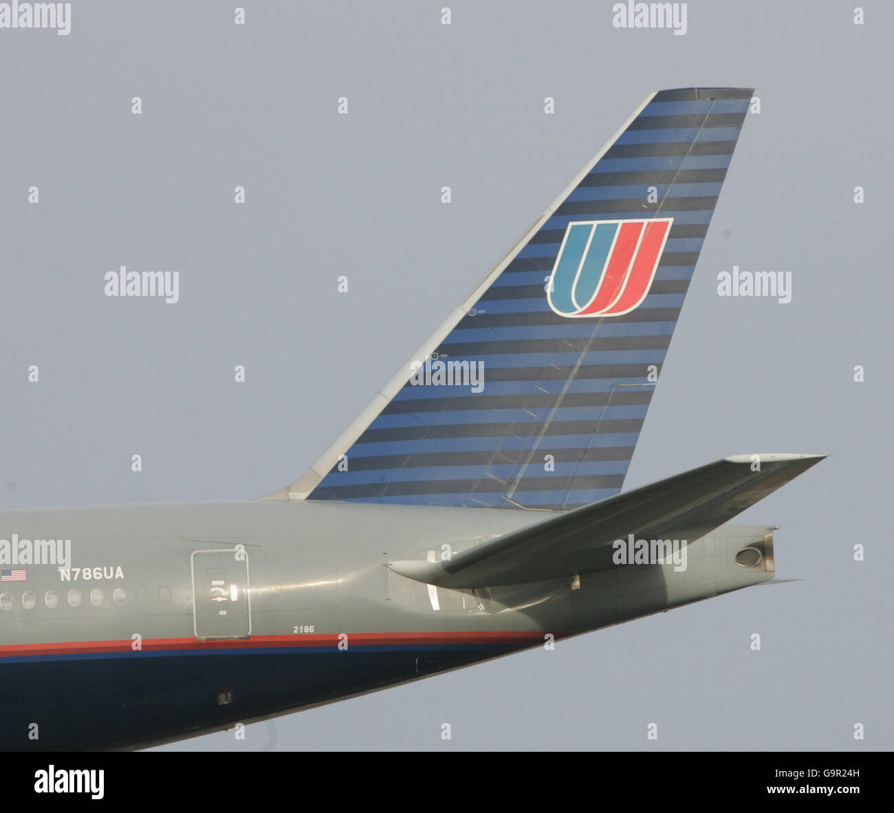 Die Boeing 777 von United Airlines landet am Londoner Flughafen Heathrow. Stockfoto