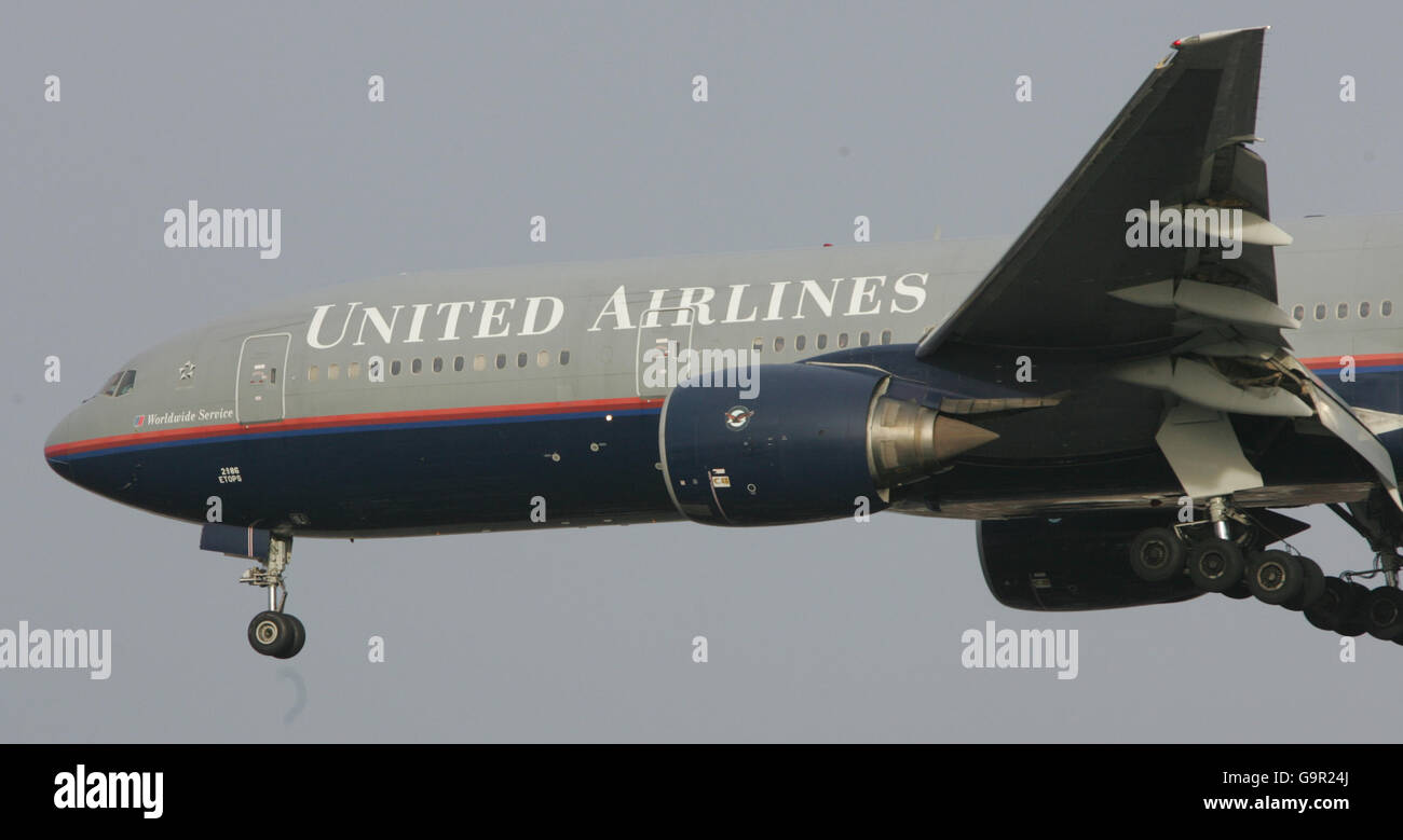 Generische Transport-PICs. Die Boeing 777 von United Airlines landet am Londoner Flughafen Heathrow. Stockfoto