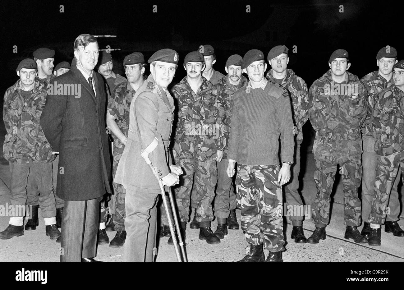 LT General Stueart Pringle (mit Krücken) und Jerry Wiggin, MP, Unterstaatssekretär für die Streitkräfte bei RAF Brize Norton, als sie LT Keith Mills (Pullover) und die Partei der Marines und Wissenschaftler trafen, die aus Uruguay nach Hause geflogen wurden. Stockfoto