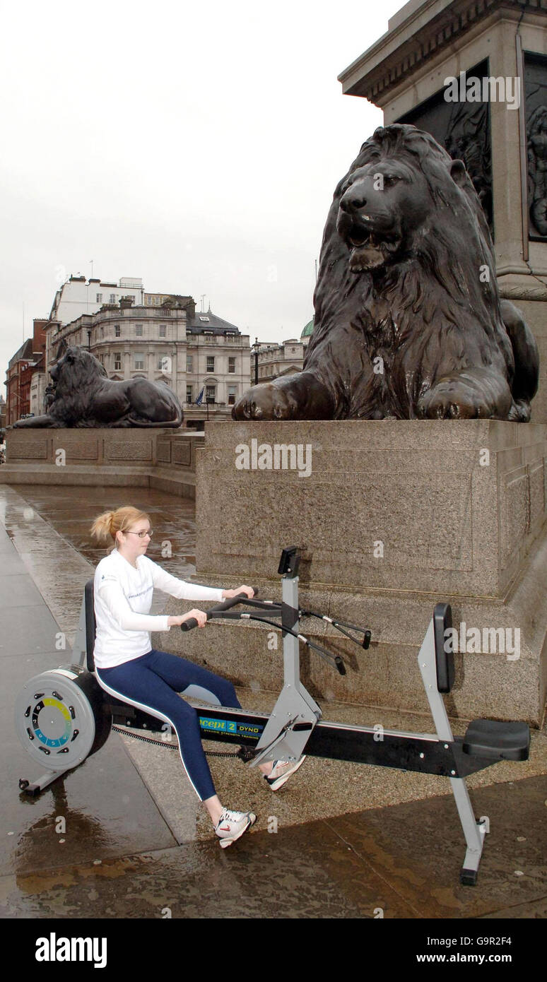 Ally McDonald arbeitet an ihrer Oberkörperstärke bei einer Appelleinführung im Trafalgar Square, im Zentrum von London, für neue Talente für die Olympischen Spiele 2012 in London. Stockfoto
