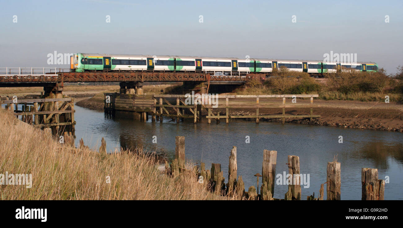 Klasse 377 Electrostar Überquerung der Arun bei Ford Stockfoto