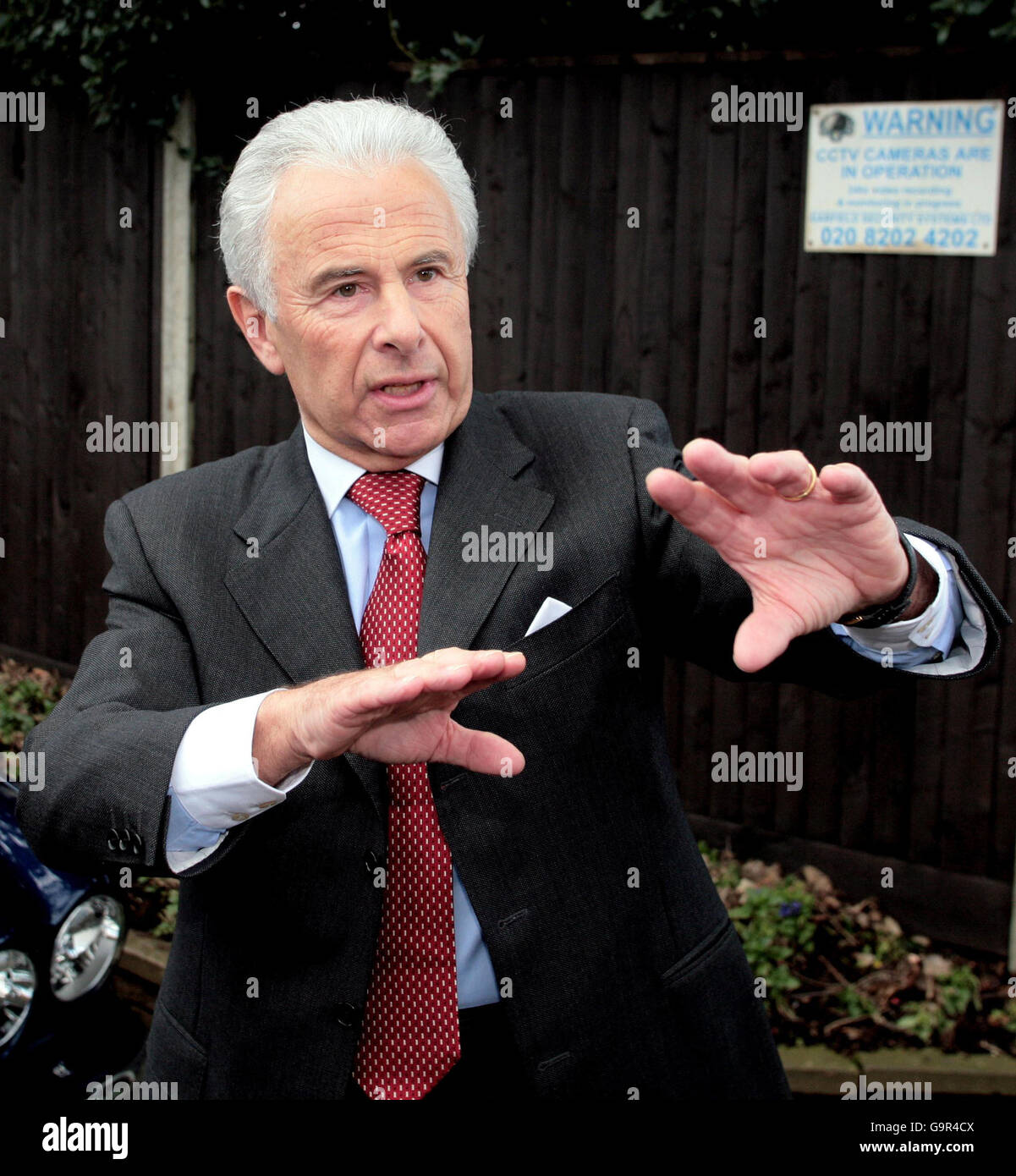 Lord Levy verlässt sein Haus zum zweiten Mal, nachdem er sich bei der Presse entschuldigt hat, nachdem er eine BBC-Kamerafrau umgeklopft hat, während er aus seinem Haus im Norden Londons fährt. Stockfoto