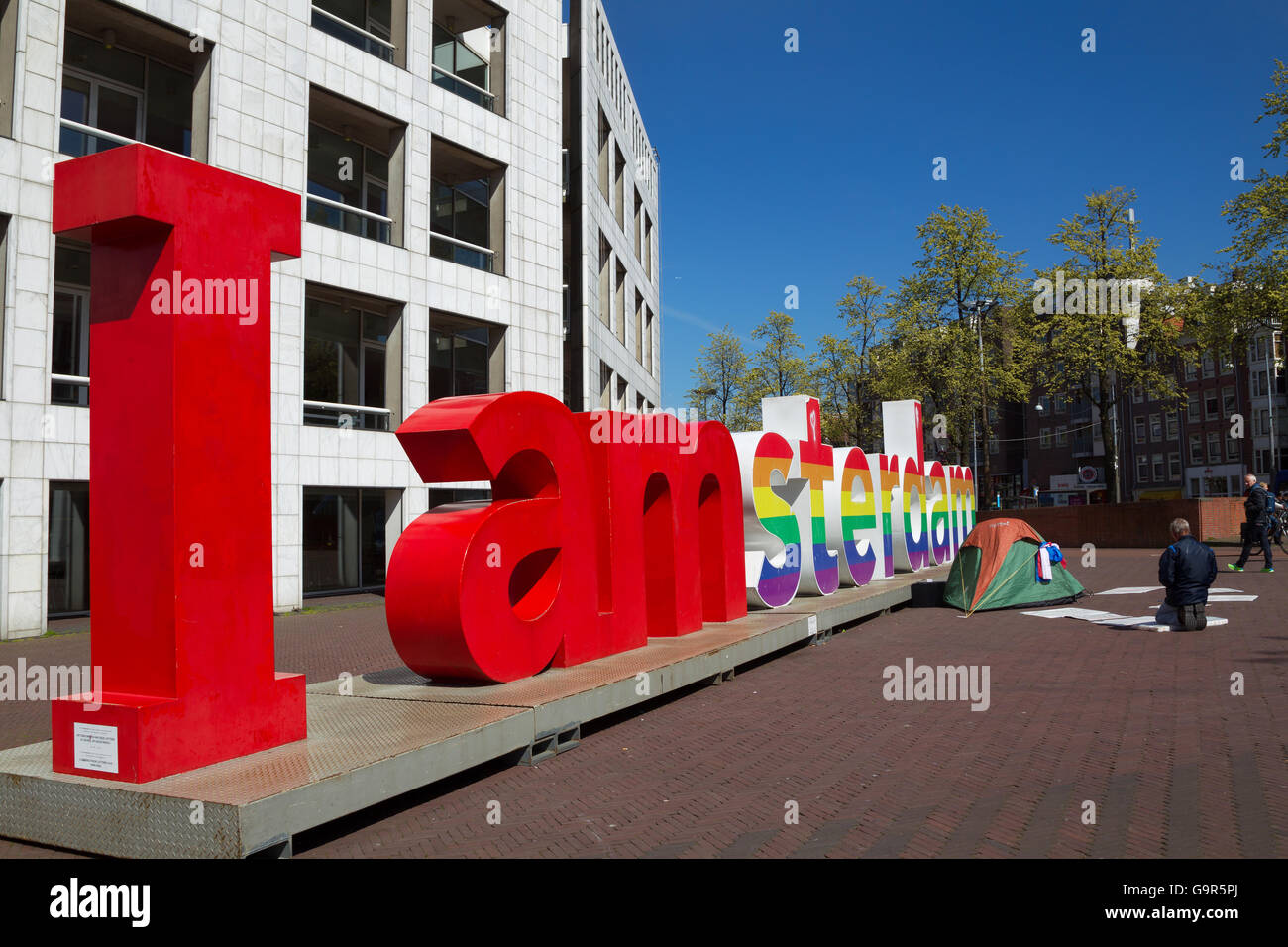 Schreiben Sie "I Amsterdam", Amsterdam Tourismus Logo in der Innenstadt von Amsterdam, Niederlande im Frühjahr. Stockfoto