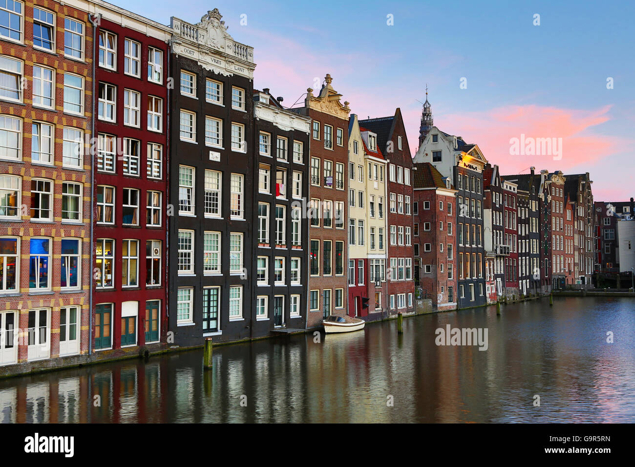 Traditionelle Häuser auf dem Damrak Kanal in Amsterdam, Holland Stockfoto