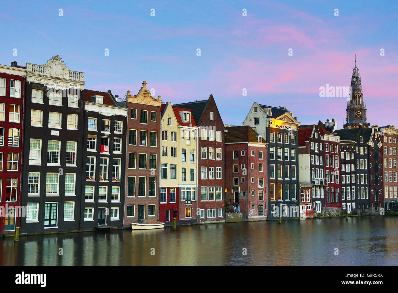 Traditionelle Häuser auf dem Damrak Kanal in Amsterdam, Holland Stockfoto