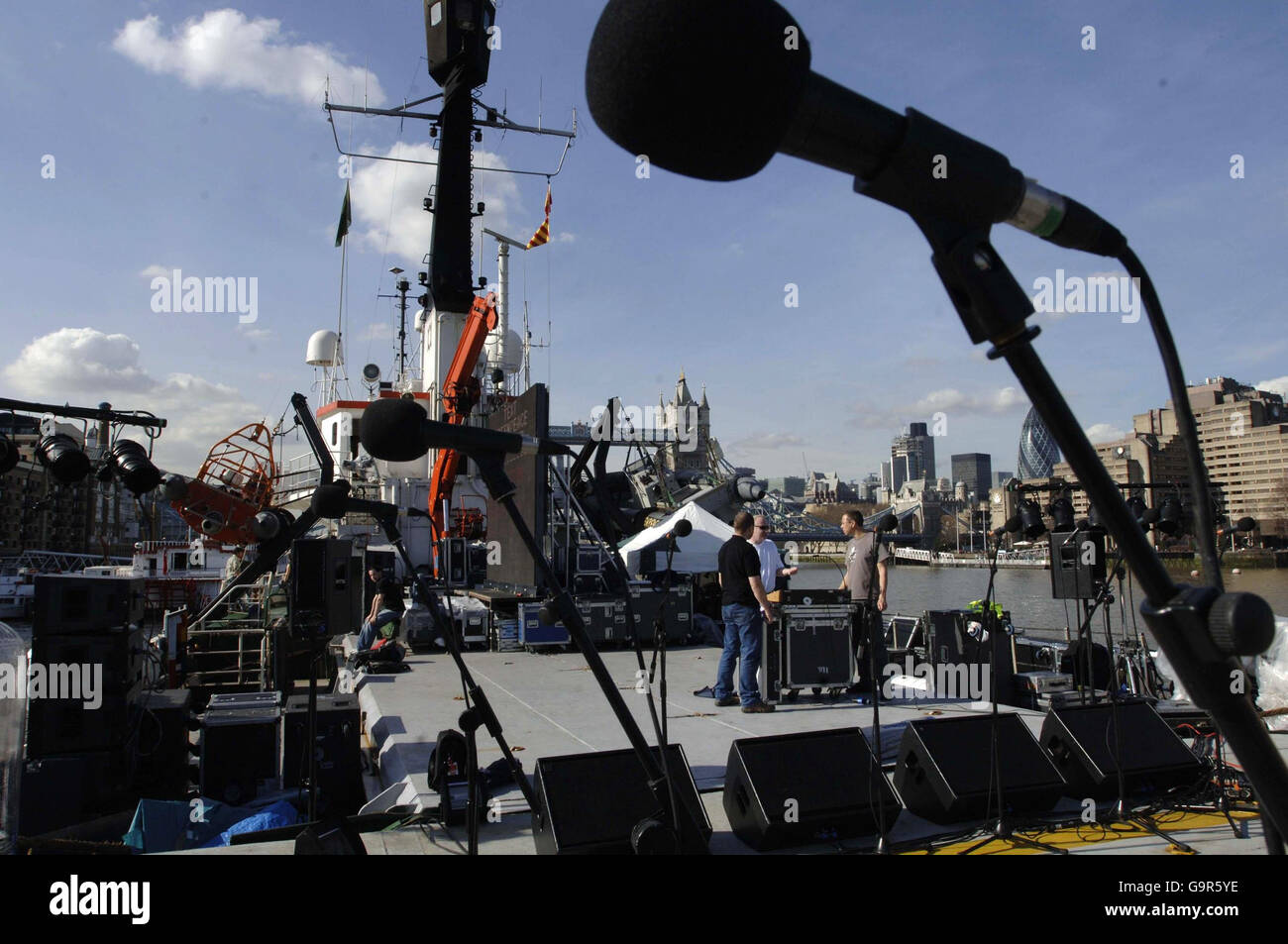 Vorbereitungen an Bord des Greenpeace-Schiffes Arctic Sunrise in der Themse an der Tower Bridge vor dem speziellen Anti-Trident-Konzert an diesem Abend. Stockfoto