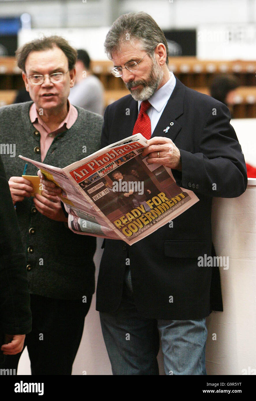 Sinn Fein's Gerry Adams liest eine Kopie einer Phobnacht während der Parlamentswahlen in Nordirland in der Kings Hall in Belfast. Stockfoto