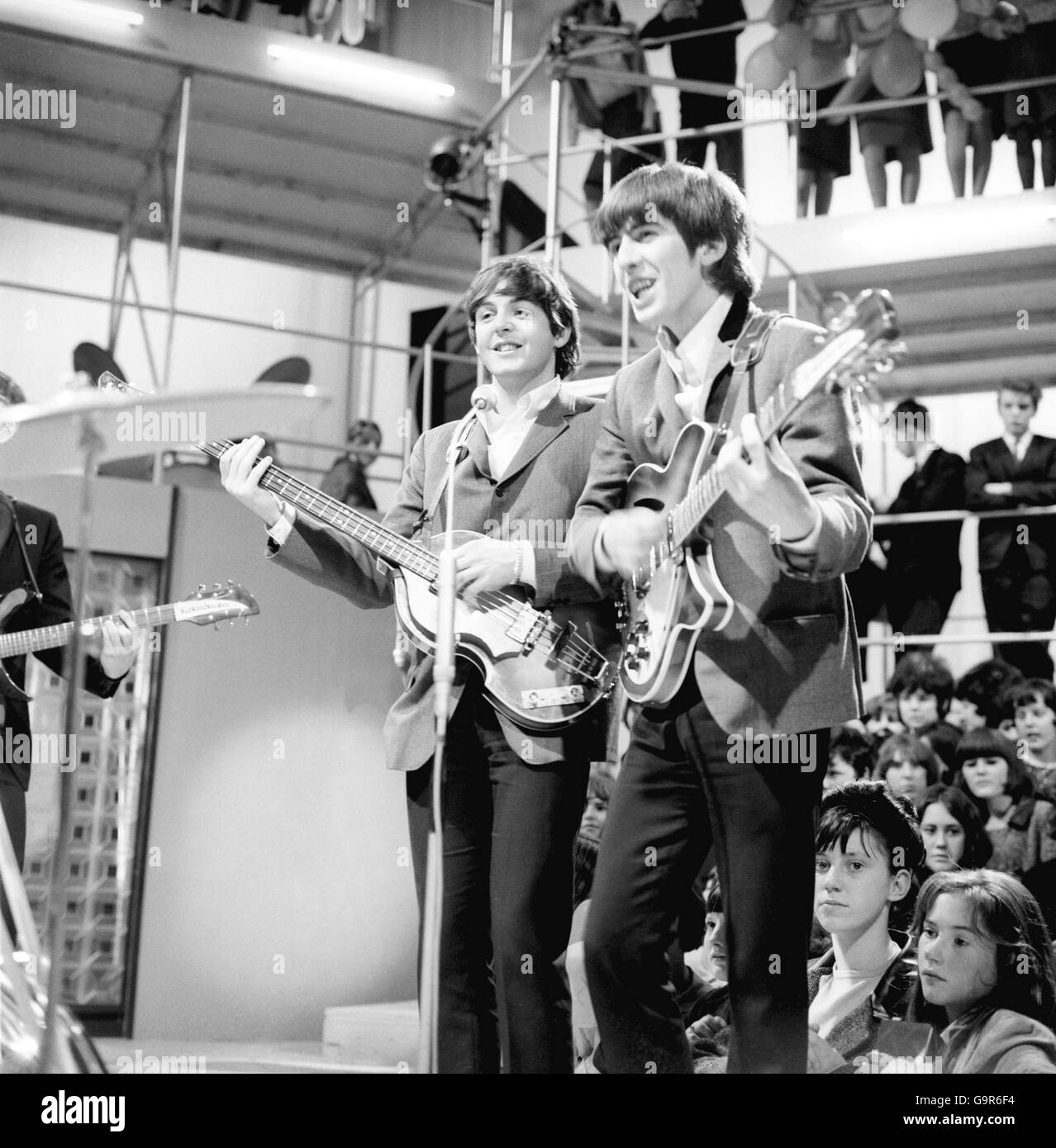 The Beatles - von links nach rechts Paul McCartney, George Harrison und Paul McCartney im Wembley Studio von Rediffusion Proben für 'Around the Beatles', die erste britische Fernsehshow, die um die Gruppe herum gebaut wurde. Stockfoto