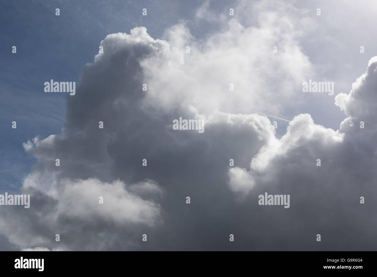 Cumulus-Wolken am Himmel über dem Ozean Stockfoto