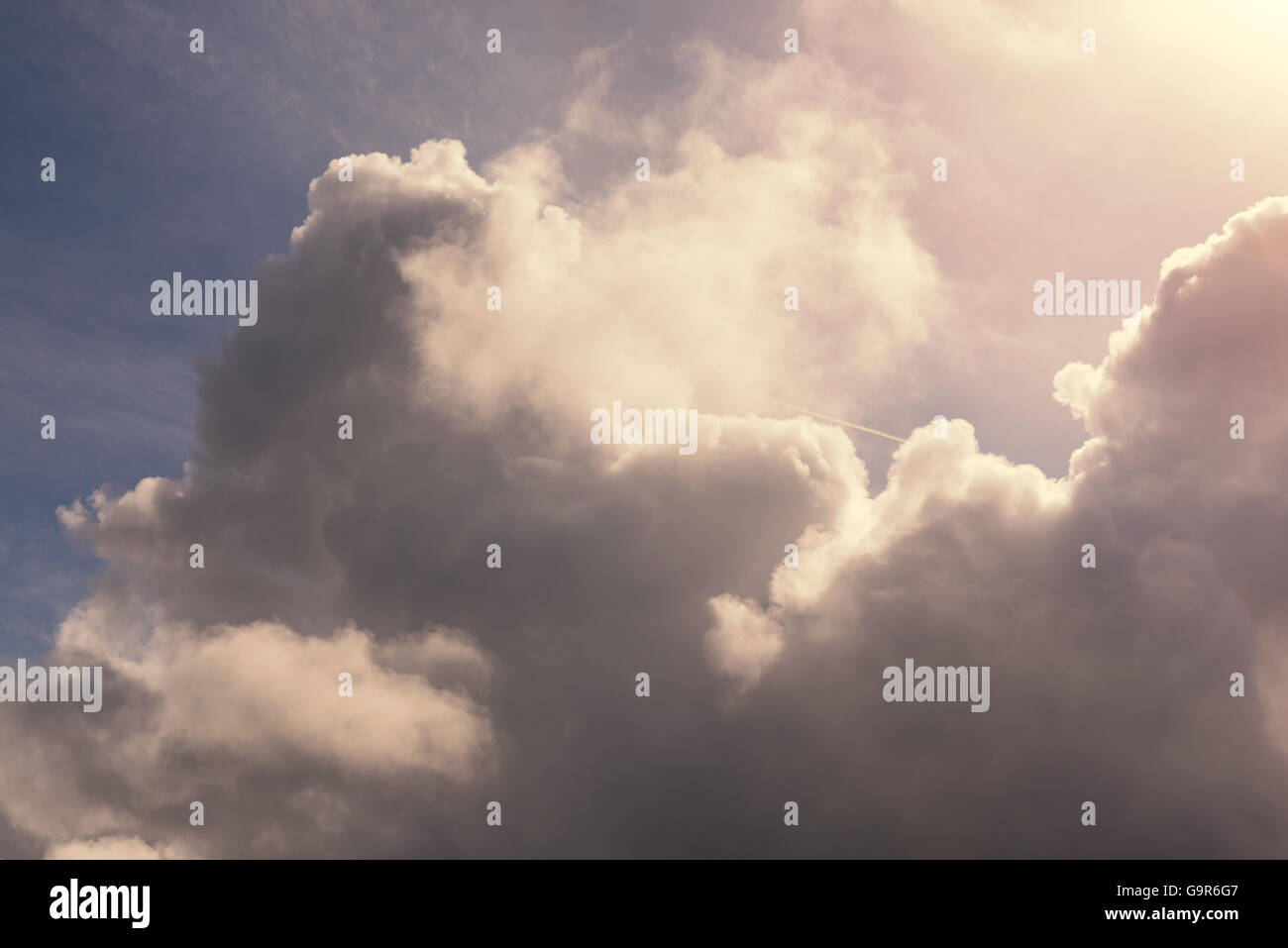 Cumulus-Wolken am Himmel über dem Ozean Stockfoto