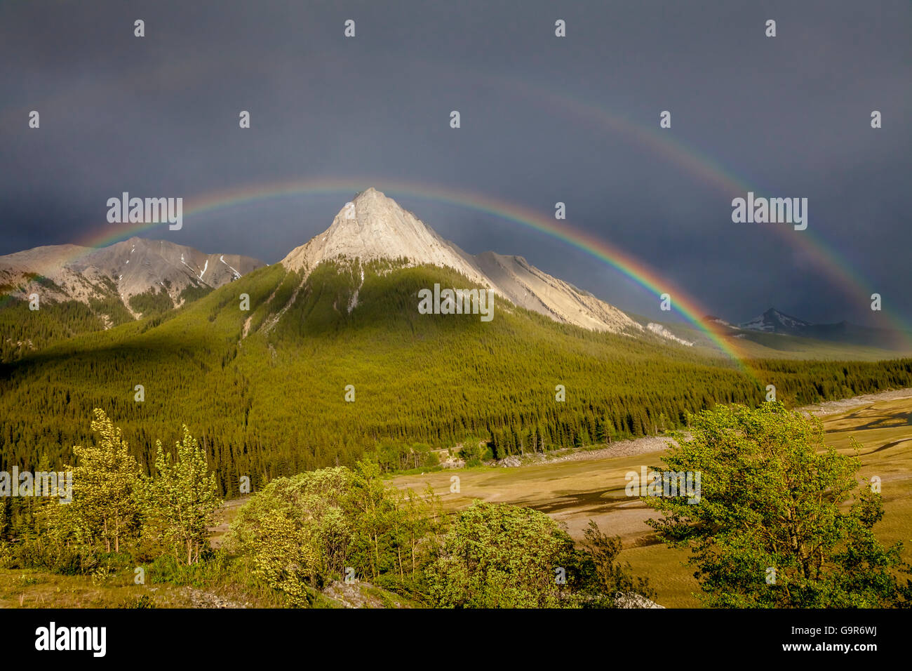 Doppelter Regenbogen über dem Gipfel in den Rocky Mountains, kanadischen Rocky Mountains, Kanada, Nordamerika Stockfoto