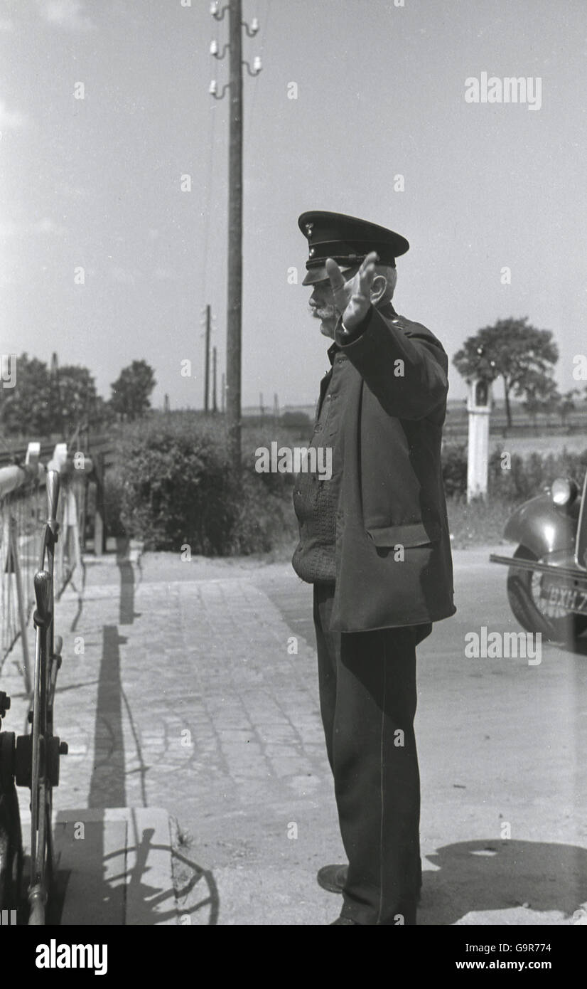 1930er-Jahren, historische, Tschechische Bahn Bahnhof Wache oder Supervisor manning die Schranken am Bahnübergang eine Landschaft, in der Nähe von den meisten, Böhmen, Sudetenland, in der Pre-ww11 Tschechoslowakei. Stockfoto