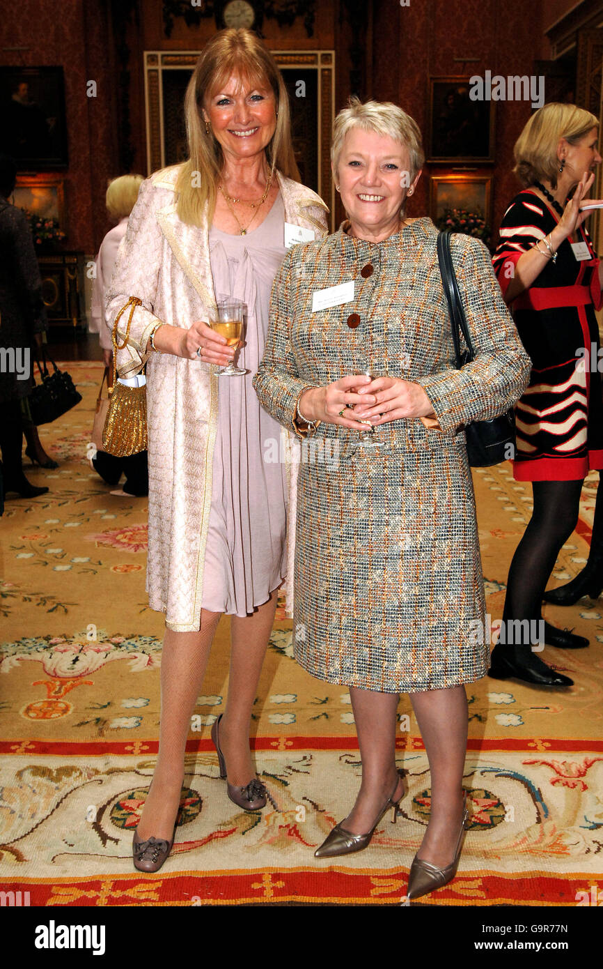 Debbie Moore, Gründerin und Vorsitzende von Pineapple Holdings (links) und Dianne Thompson, Geschäftsführerin der Camelot Group am Buckingham Palace in London, für einen Empfang für eine Frau in Business. Stockfoto