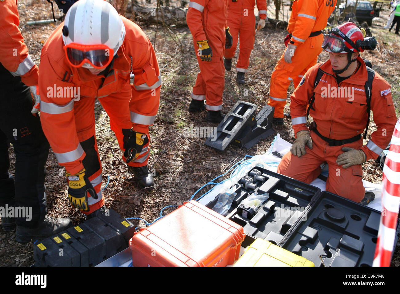 Feuerwehrleute beginnen ihre Arbeit während eines Nachmaßes einer Katastrophenhilfe auf einen Flugzeugabsturz an der National Police College im Bramshill House, Bramshill, Hampshire. Stockfoto