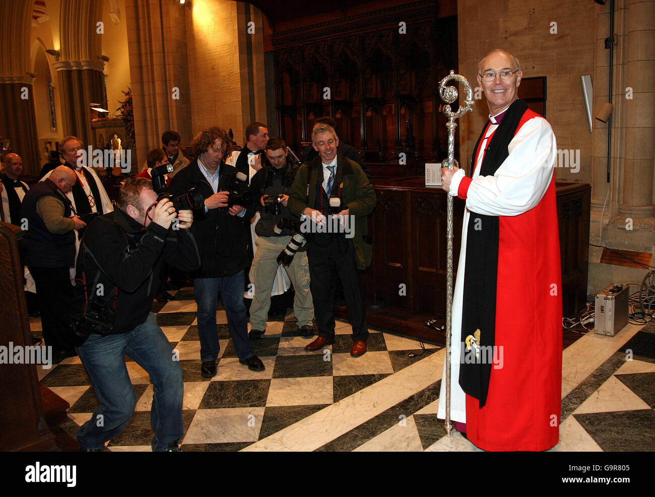 Erzbischof Alan Harper, der neue Leiter der Kirche von Irland, nach einem Inthronungsdienst in der Kathedrale von Armagh. Stockfoto