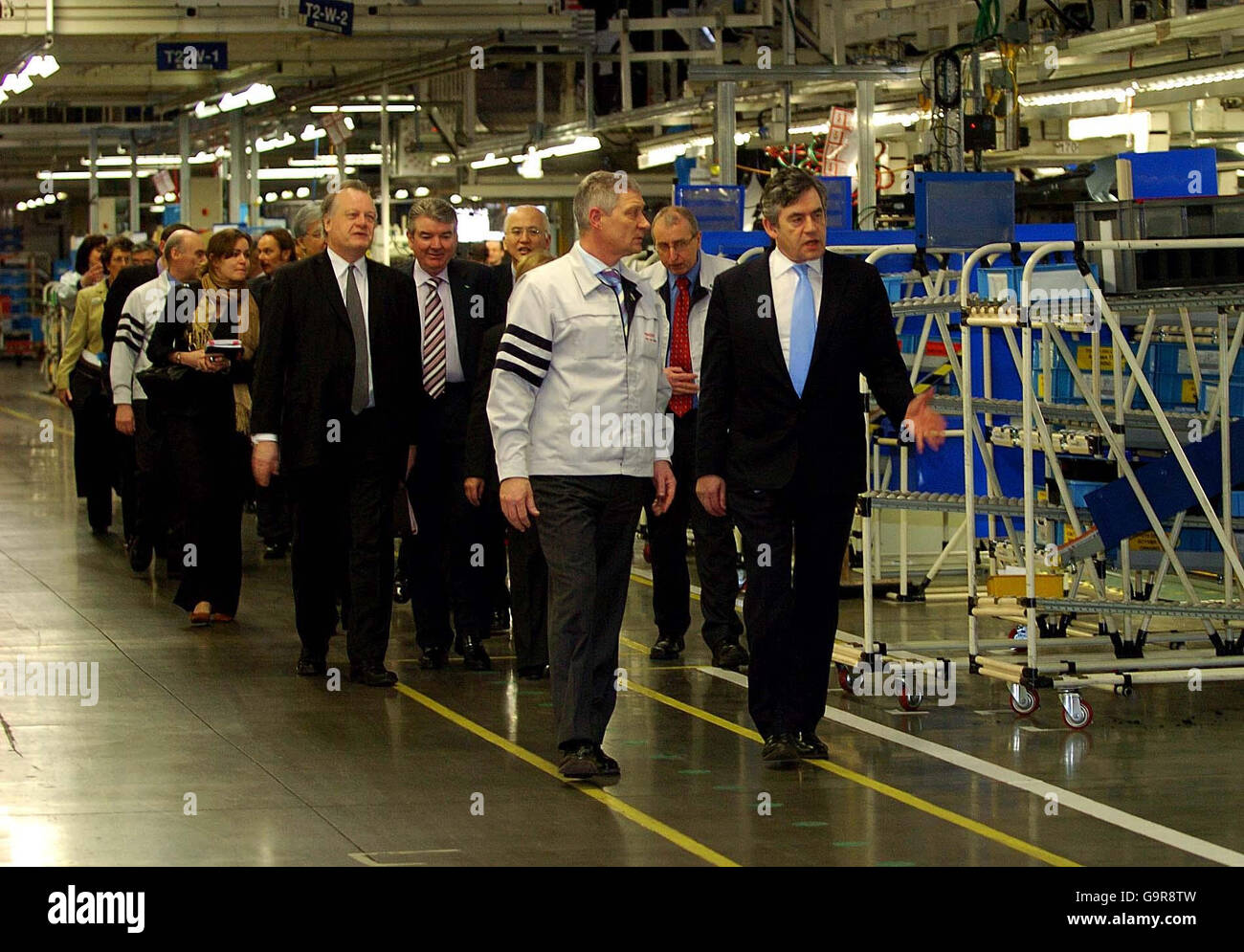 Der britische Kanzler Gordon Brown (rechts) mit Hein Van Gerwen, Geschäftsführer von Toyota UK, bei einem Besuch zur Einführung des neuen Toyota Auris bei Toyota, Burnston, Derbyshire. Stockfoto