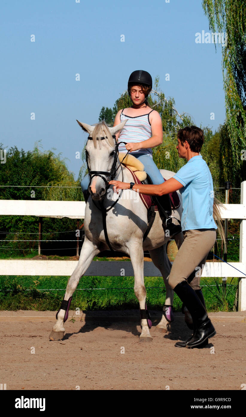 Mädchen auf Deutsch Reiten Pony / riding Instructor, Sidepass, Reithelm, Reitplatz Stockfoto