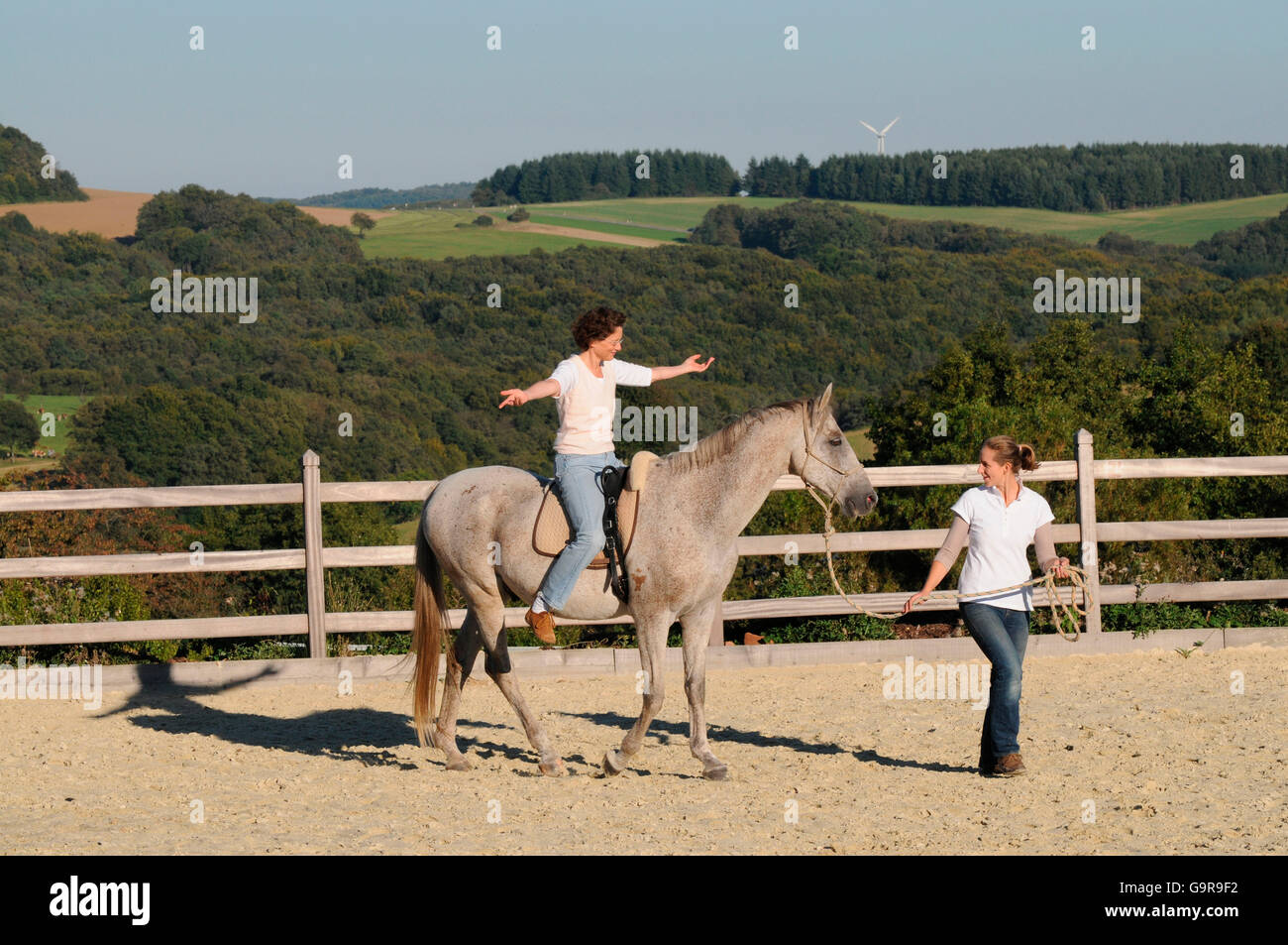 Therapie mit Pferden, Achal-Tekkiner / Leadline, Gefühl, Reitlehrerin Stockfoto