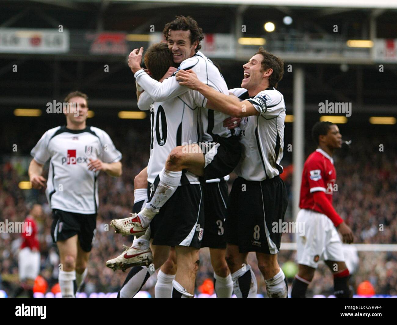 Fulhams Brian McBride feiert sein Ziel mit Simon Davies und Michael Brown Stockfoto