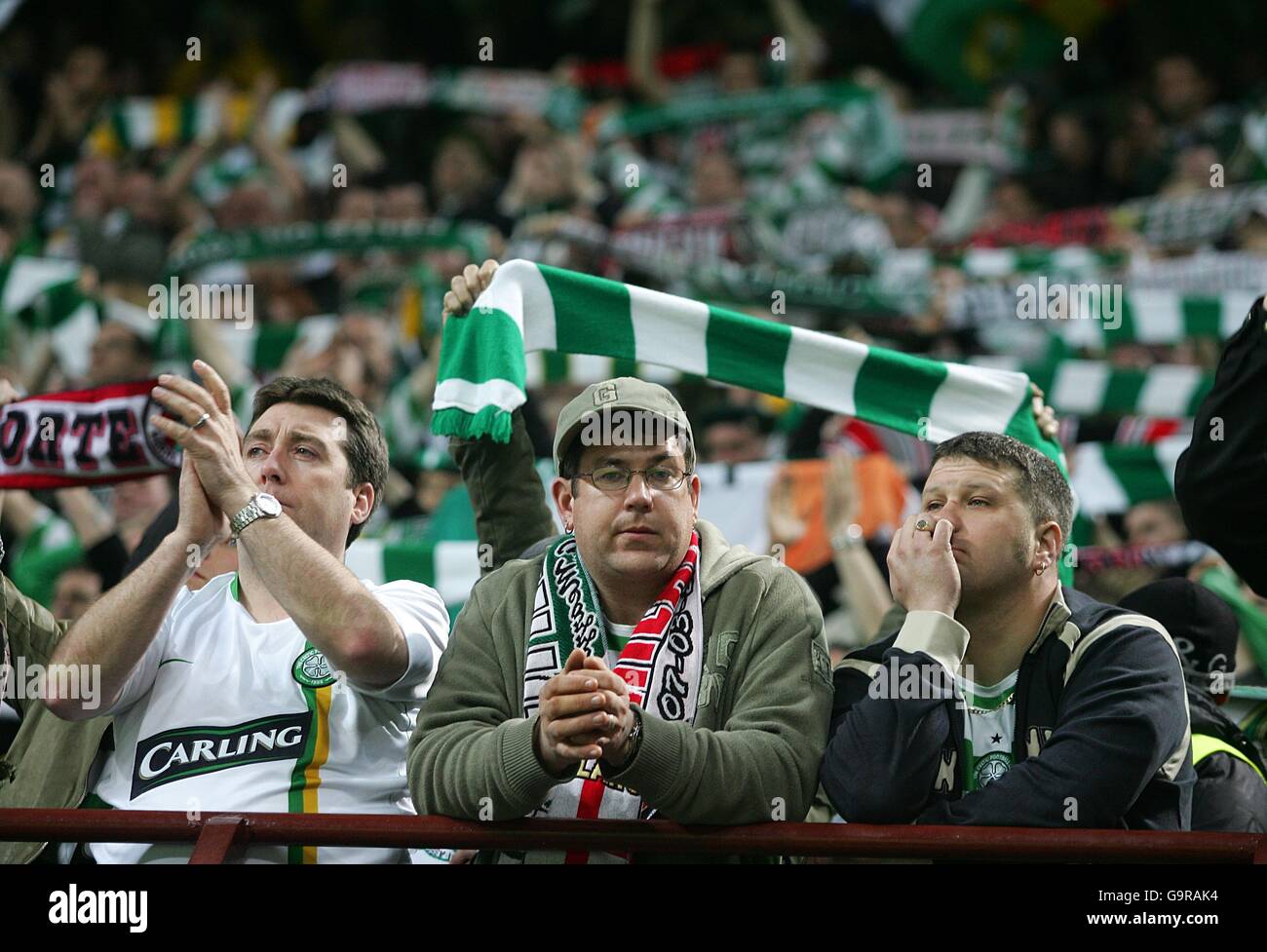 Fußball - UEFA Champions League - erste Ausscheidungsrunde - zweite Etappe - AC Milan / Celtic - Giuseppe Meazza. Celtic-Fans singen immer noch, nachdem sie aus dem Wettbewerb ausgeschlagen wurden Stockfoto