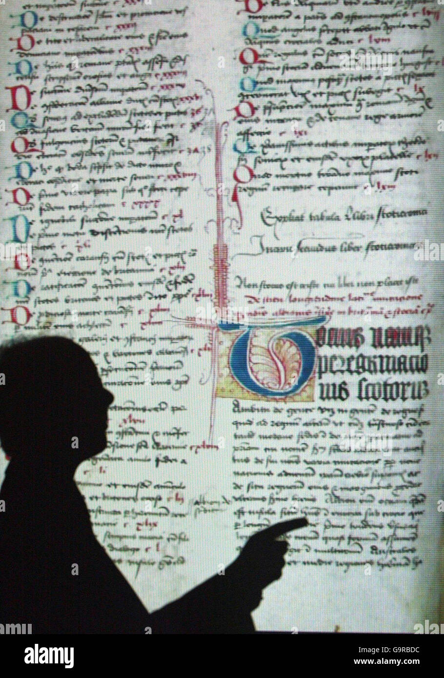 Head of Records David Brown betrachtet eine Projektion des Scotichronicon-Buches von 1481, da die Exponate aus den Dalhousie-Papieren, eine unbezahlbare Sammlung historischer Dokumente, im National Archives of Scotland in Edinburgh ausgestellt sind. Stockfoto