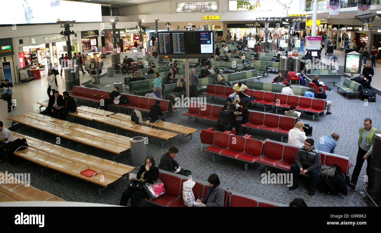 Generische Transport-PICs. Abflughalle des Terminals 1 in Heathrow. Stockfoto
