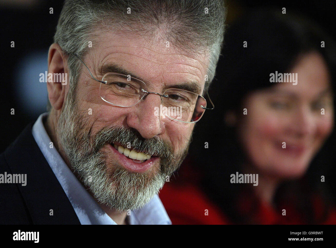 Sinn Fein's Gerry Adams und MLA Jennifer McCann bei einer Pressekonferenz im Culturlann on the Falls Road in Belfast. Stockfoto