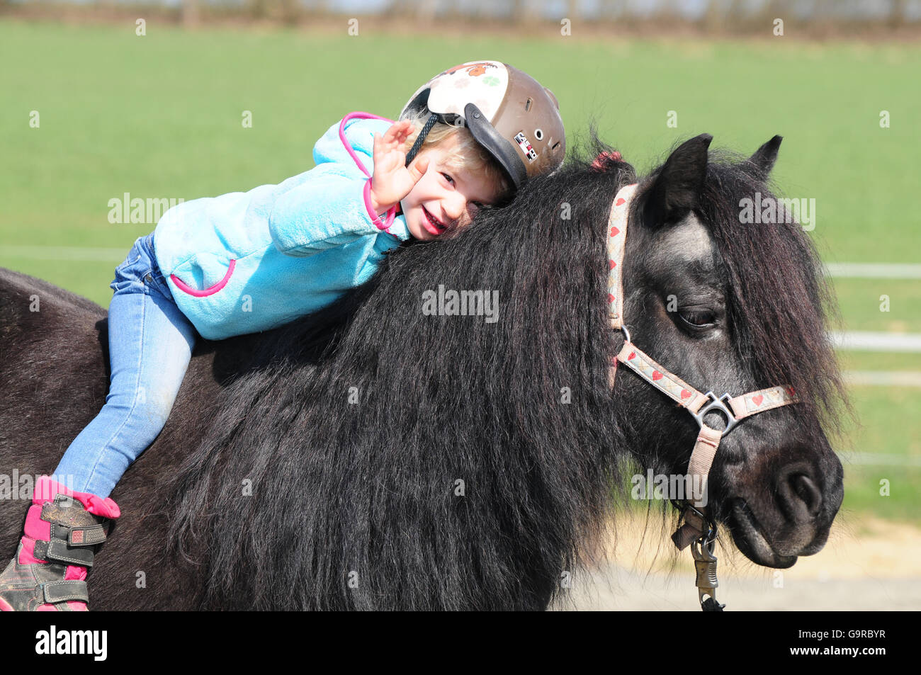 Kleines Kind mit Shetlandpony Stockfoto