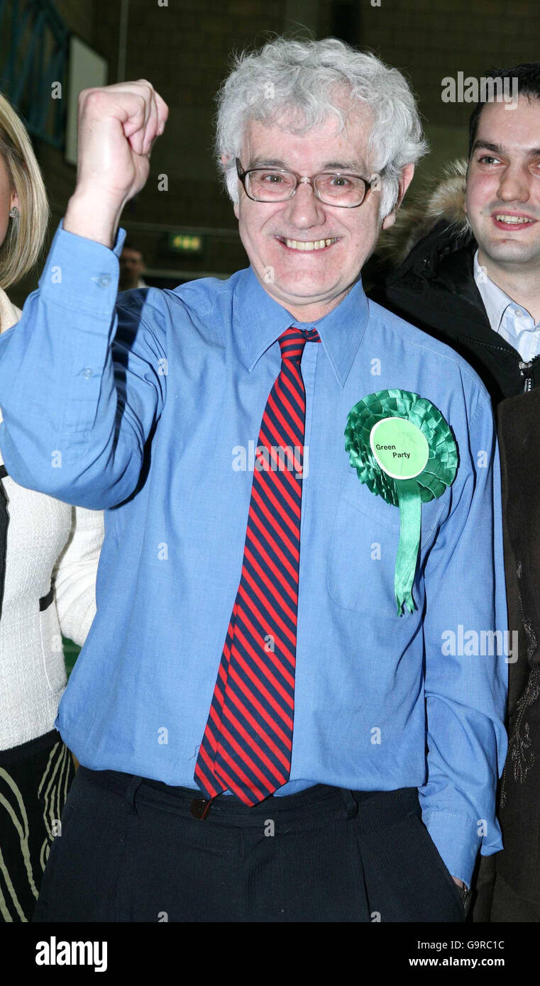 Der erste grüne MLA in Nordirland, Brian Wilson, nachdem er bei den Parlamentswahlen in Nordirland in North Down gewählt wurde. Stockfoto