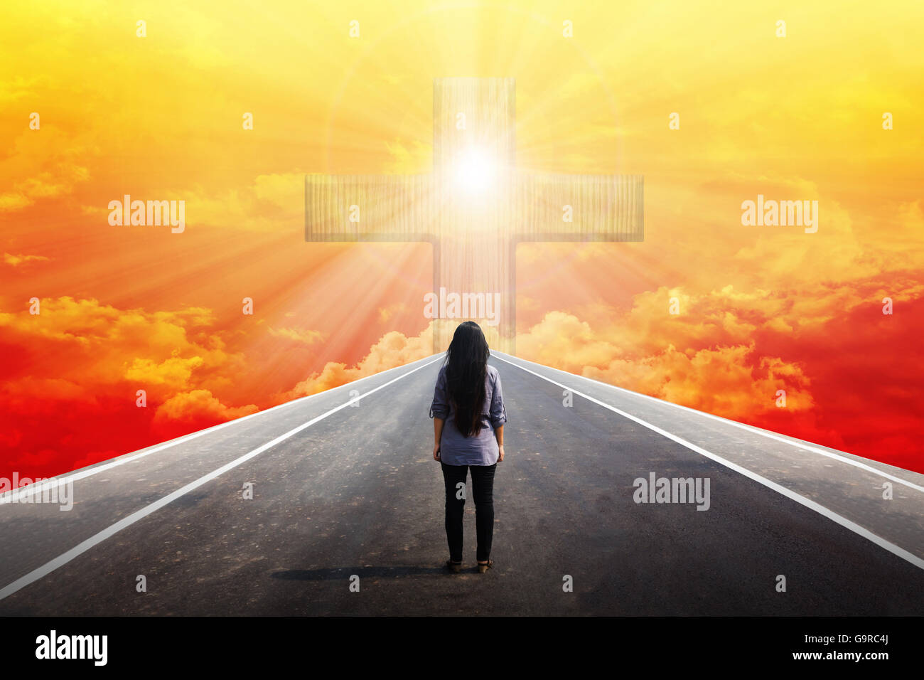 Blick zurück oder selten Frauen stehen auf der Straße treffen große Kruzifix oder überqueren Sie am Ende mit Licht aus goldenen Himmel, Licht von go Stockfoto