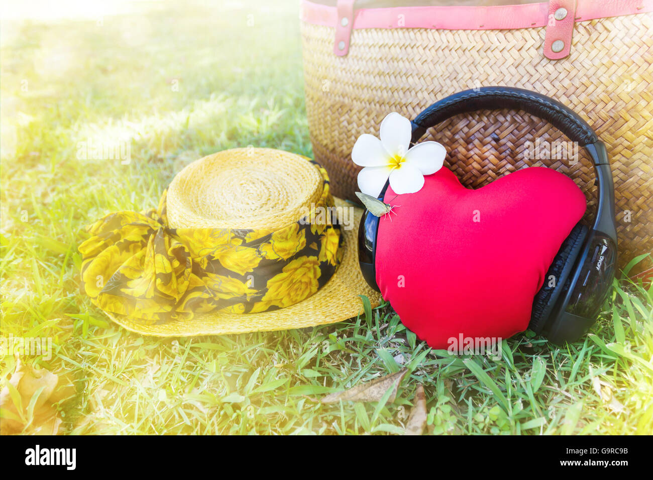 Rotes Herz hören Sie Musik über Kopfhörer und Sommer Hut und Tasche im Hintergrund mit entspannen, frische Sommer feeling, süß und lieblich Stockfoto