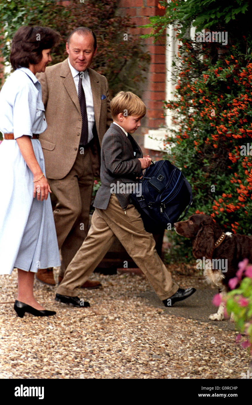 Prinz William, acht, bei der Ankunft an der Ludgrove Preparatory School, Wokingham, beobachtet von dem gemeinsamen Schulleiter Nichol Marston. Stockfoto