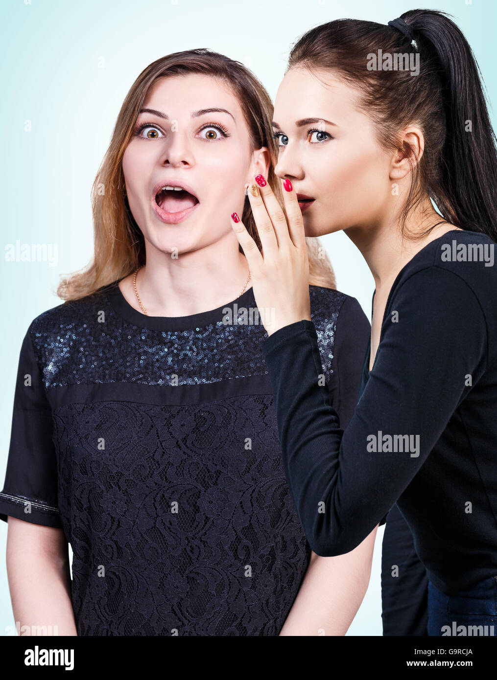 Zwei Frauen Klatsch Stockfoto