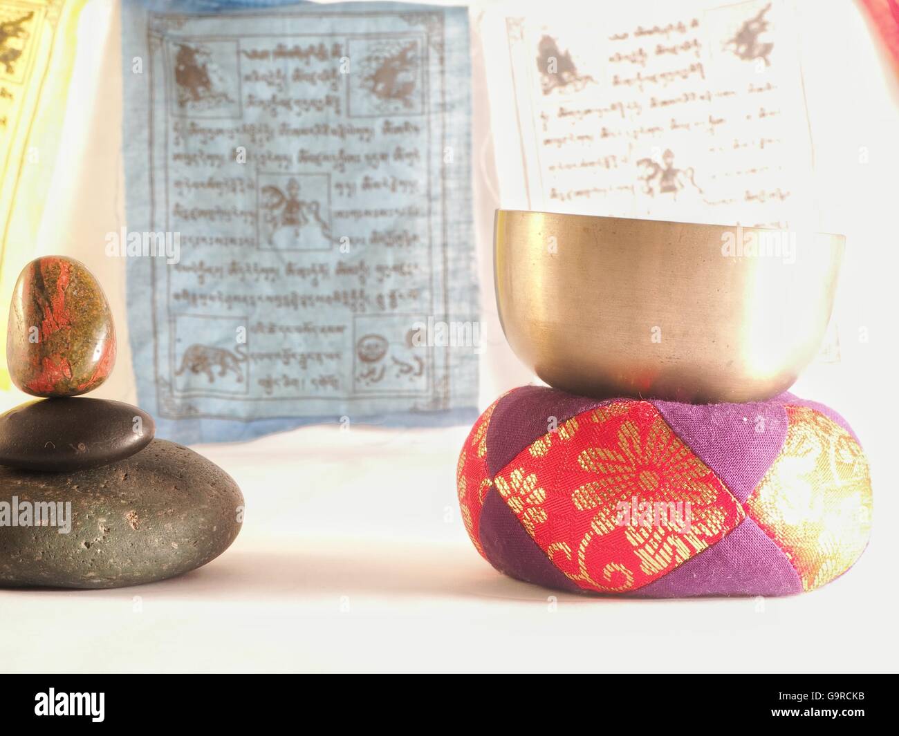 Meditation Glocke, Steinhaufen, tibetische Fahnen Stockfoto