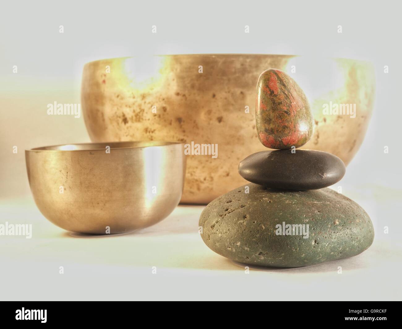 Steinhaufen, tibetischen singen Schüssel und Meditation Glocke Stockfoto