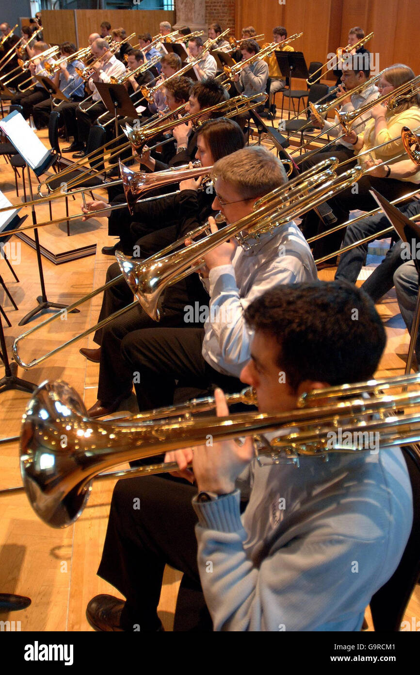 Eine Sektion der 76 Posaunen, die in den Proben für die LSO (London Symphony Orchestra) Blaslegenden Konzerte sind, in der St Lukes's Church in Islington, Nord London. Stockfoto