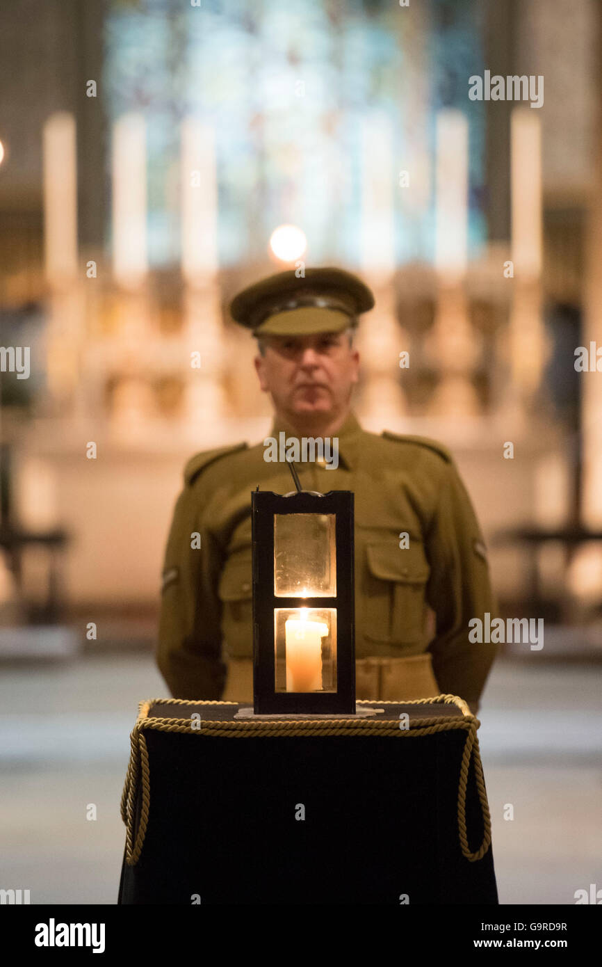 Ein Service in Llandaff Kathedrale in Cardiff, Südwales, anlässlich der 100 Jahr-Jubiläum der Schlacht an der Somme. Stockfoto