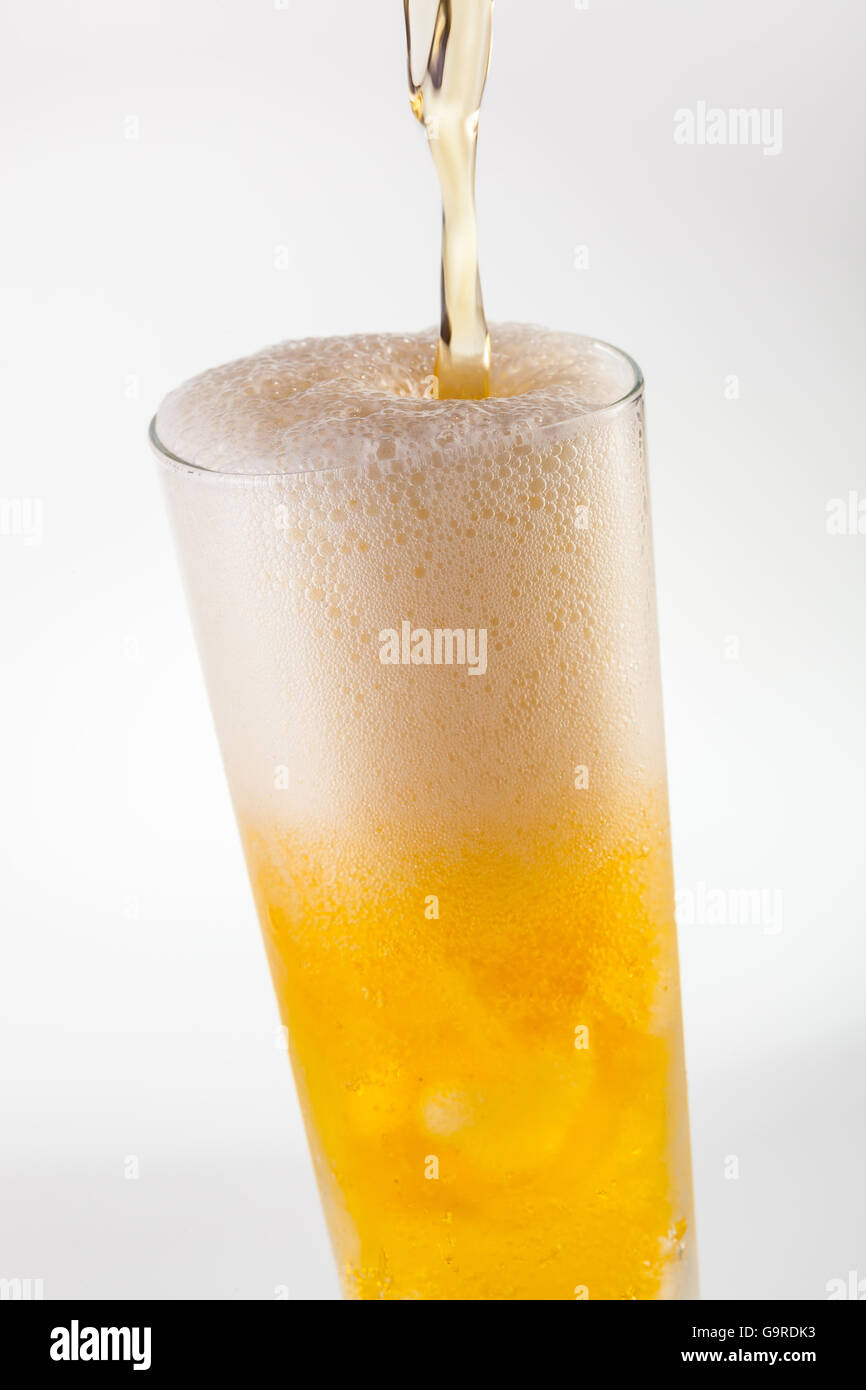 Erfrischende Pilsner Gießen Bier in ein Glas Stockfoto
