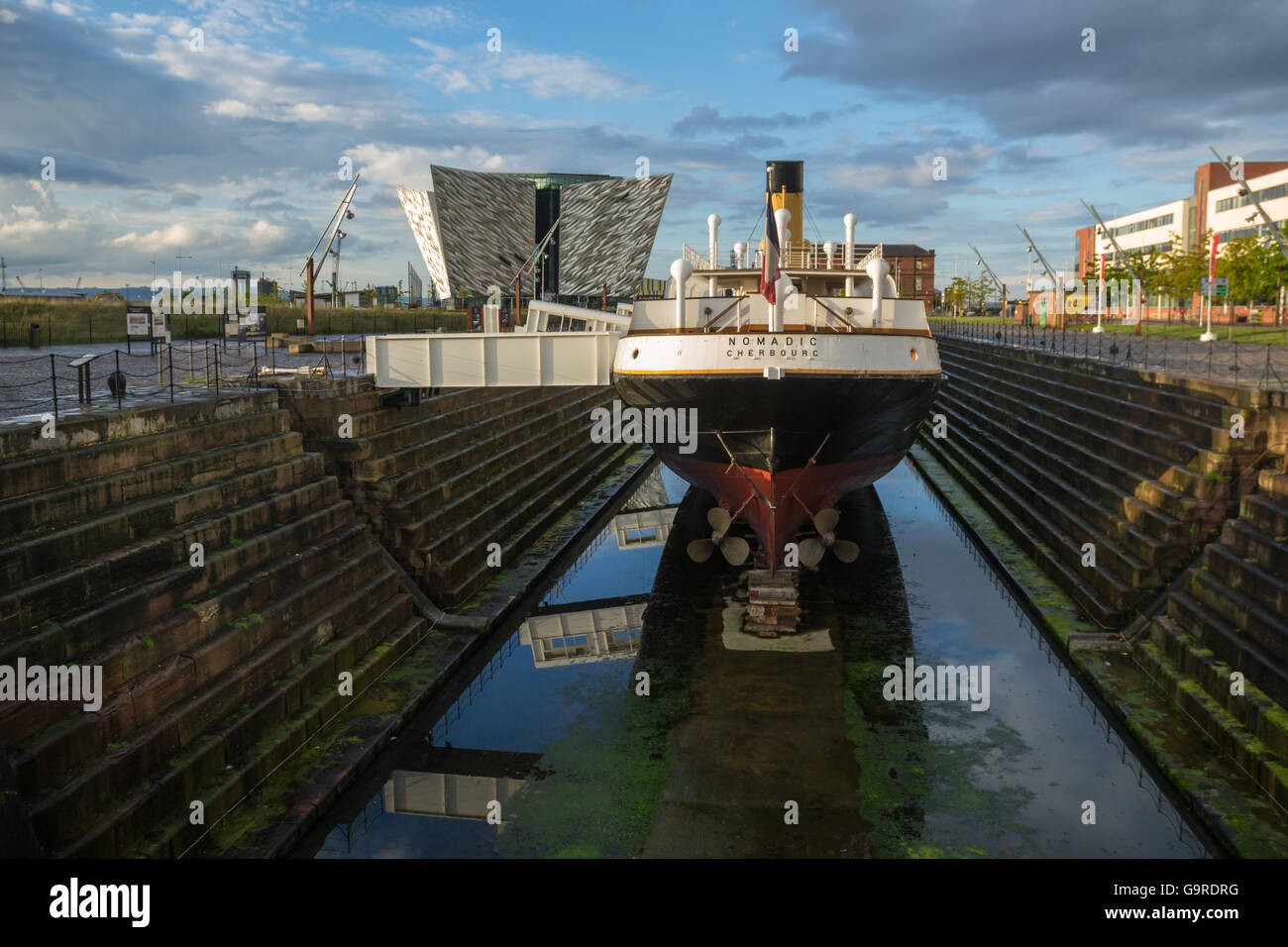 Die Titanic Belfast Besucherzentrum Erfahrung mit SS Nomadic im Vordergrund Stockfoto