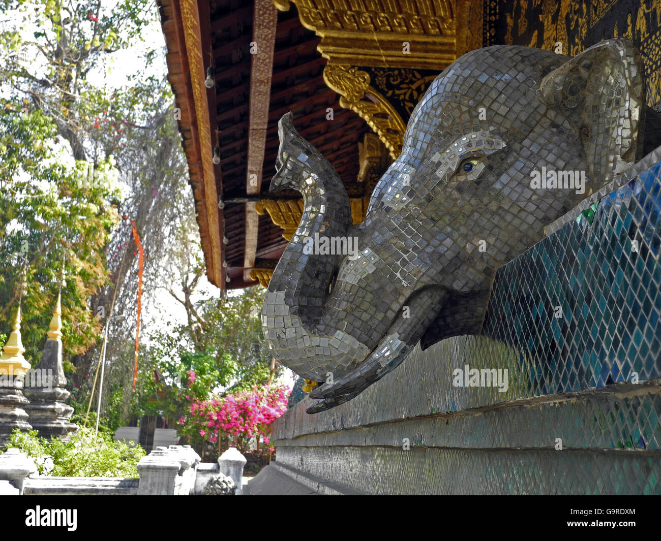 Elefanten-Statue, Tempel Wat Xieng Thong, Luang Prabang, Provinz Luang Prabang, Laos, Asien / Luang Prabang Stockfoto